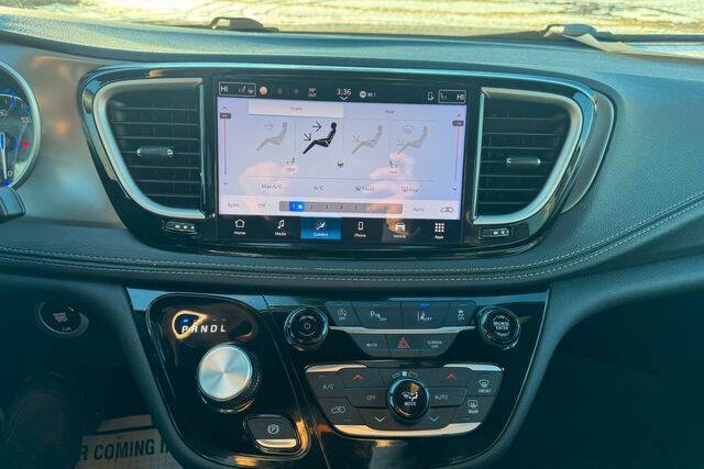 2025 Chrysler Pacifica Select