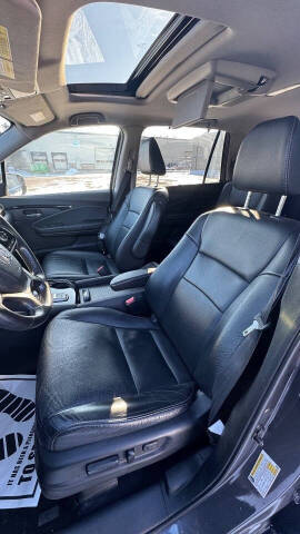 2019 Honda Pilot Touring w/Rear Captain's Chairs