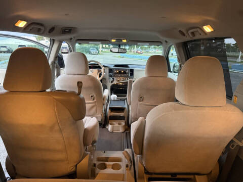2013 Toyota Sienna LE 8-Passenger