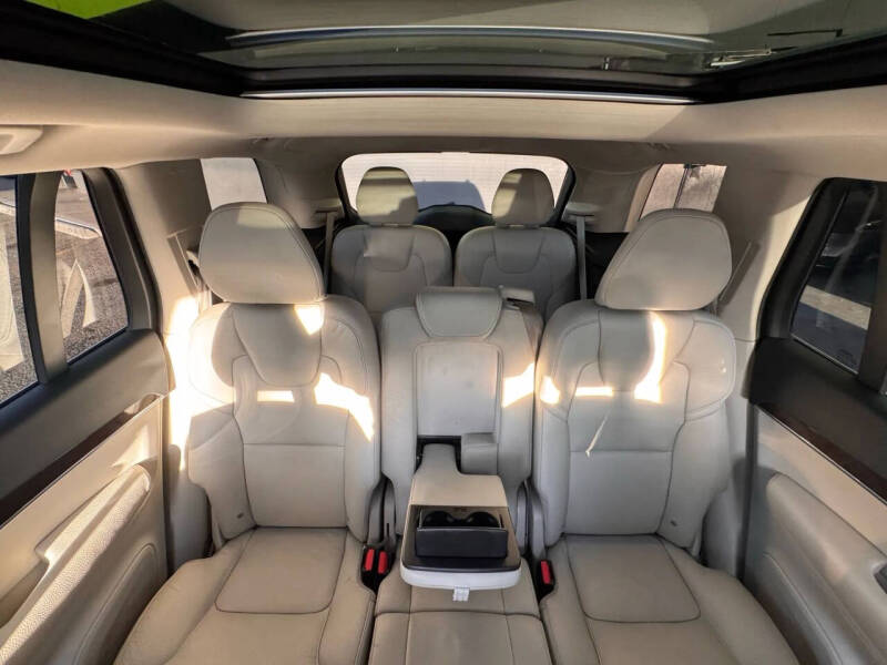 2017 Volvo XC90 T6 Momentum