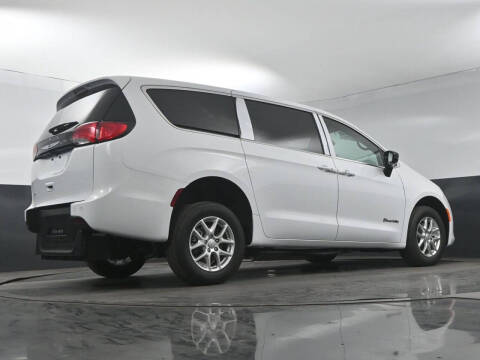 2025 Chrysler Voyager LX