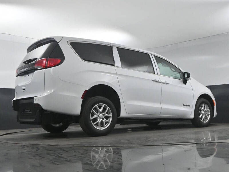 2025 Chrysler Voyager LX