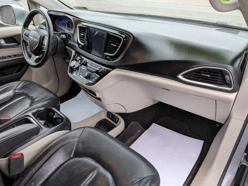 2017 Chrysler Pacifica Touring-L