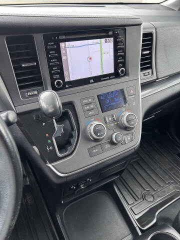 2020 Toyota Sienna SE 8-Passenger