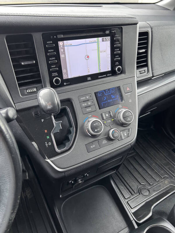 2020 Toyota Sienna SE 8-Passenger
