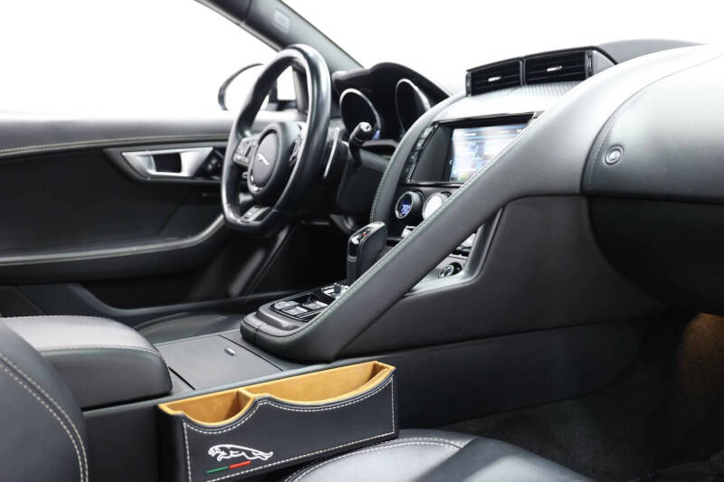 2016 Jaguar F-TYPE R