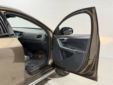 2016 Volvo V60 Cross Country T5
