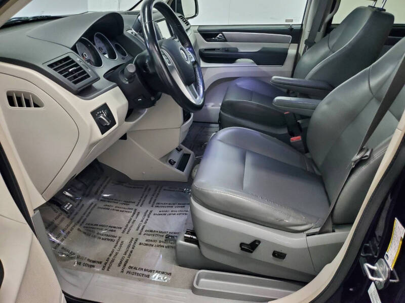 2014 Volkswagen Routan SE