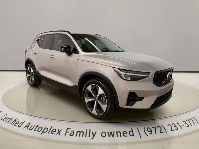 2025 Volvo XC40 B5 Plus Dark Theme