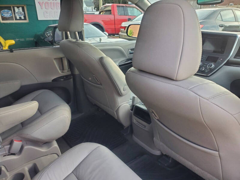 2017 Toyota Sienna XLE 8-Passenger