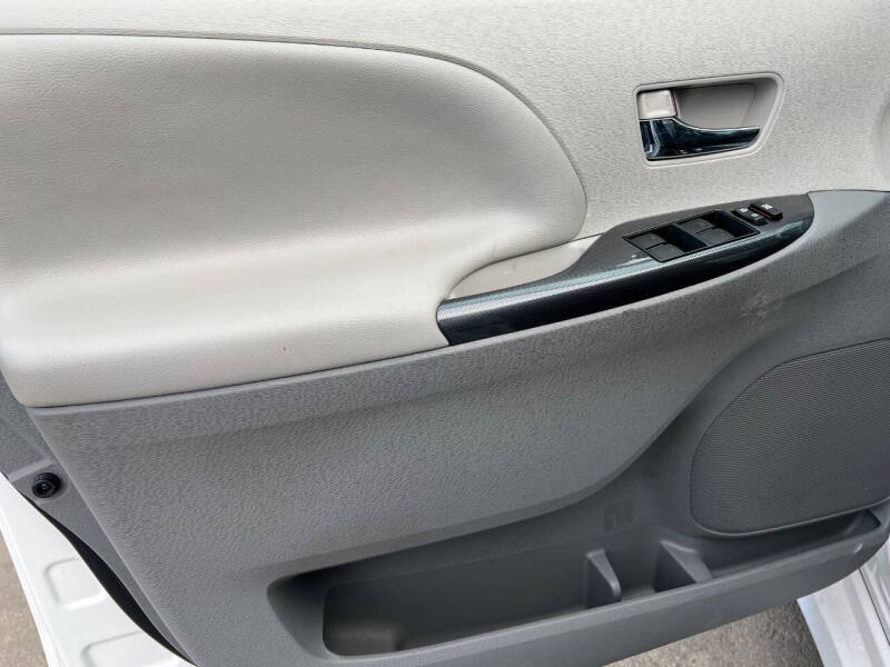 2014 Toyota Sienna SE 8-Passenger
