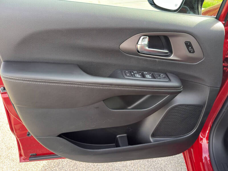 2027 Chrysler Pacifica Select
