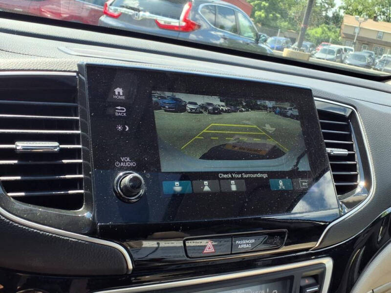 2022 Honda Pilot Touring w/Rear Captain's Chairs