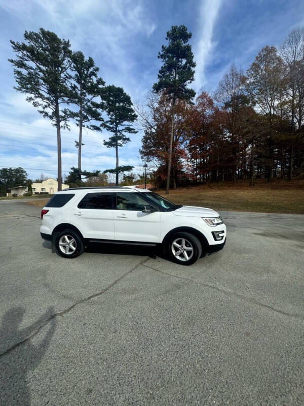 2017 Ford Explorer XLT photo 2