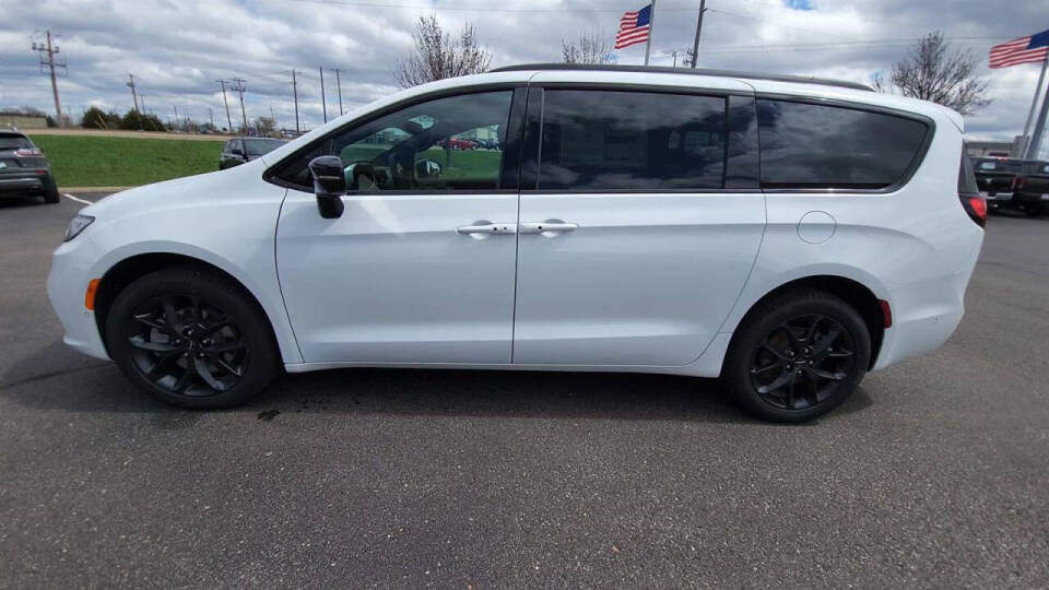 2024 Chrysler Pacifica for sale at Victoria Auto Sales in Victoria, MN