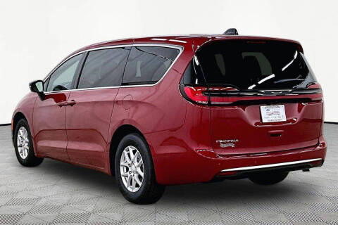 2027 Chrysler Pacifica Select