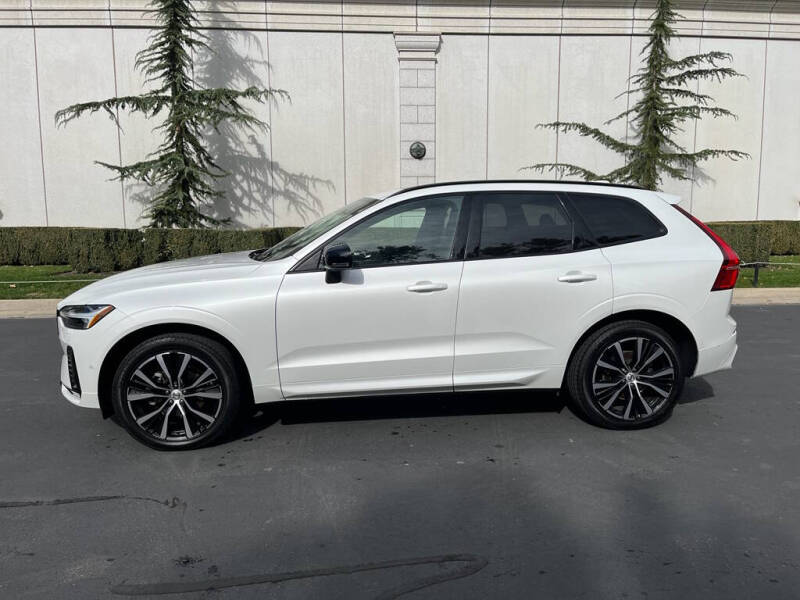 2025 Volvo XC60 B5 Plus Dark Theme