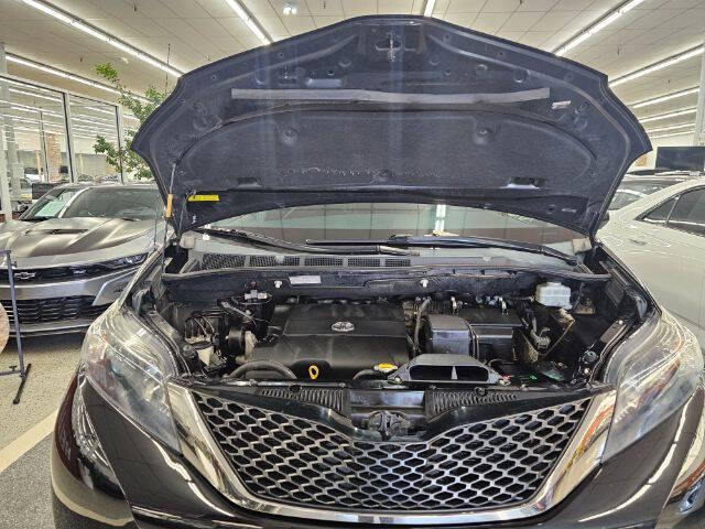 2012 Toyota Sienna SE 8-Passenger