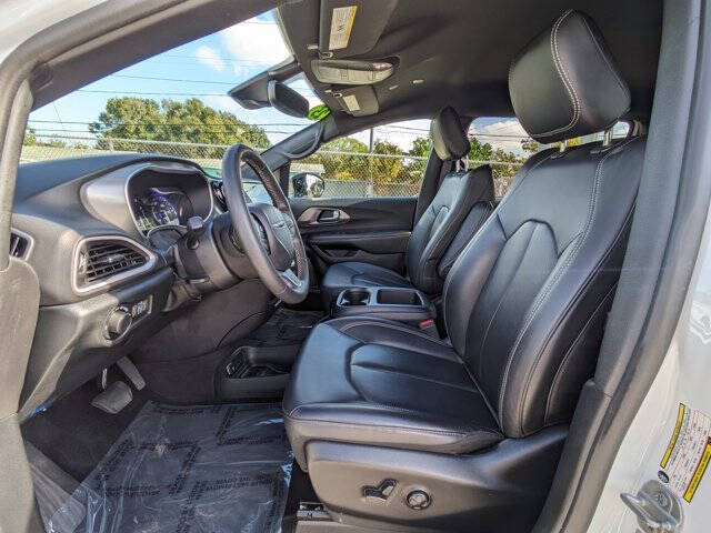 2025 Chrysler Voyager LX