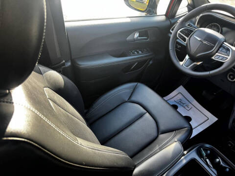 2025 Chrysler Voyager LX