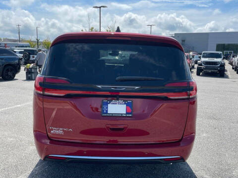 2027 Chrysler Pacifica Select