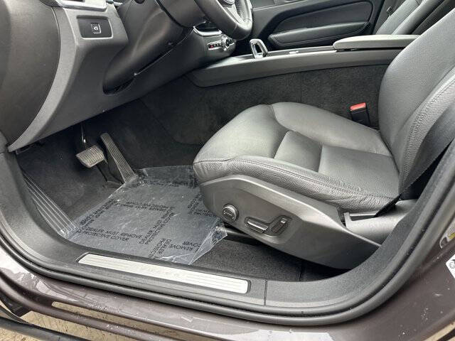 2025 Volvo XC60 B5 Plus Dark Theme