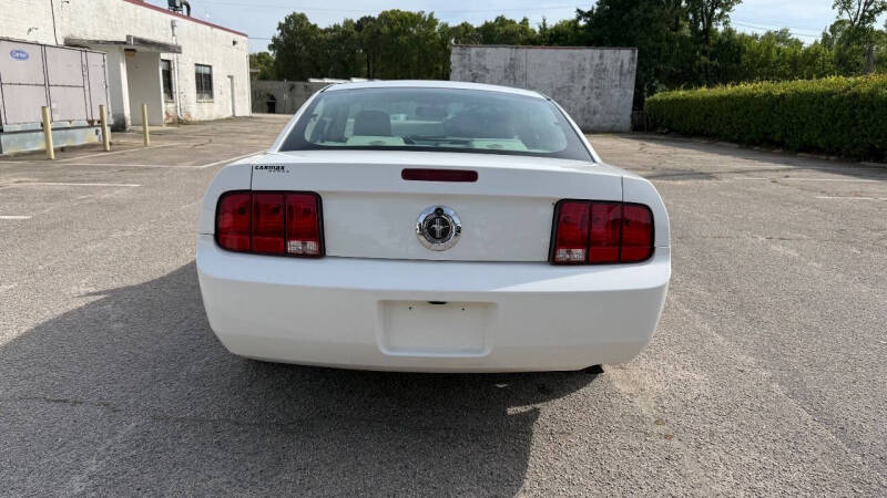 2005 Ford Mustang V6 Deluxe