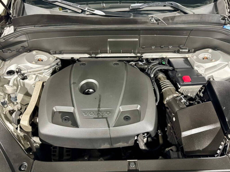 2022 Volvo XC90 T6 Momentum 6-Passenger