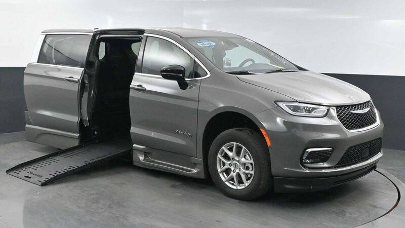 2025 Chrysler Pacifica Select's photo