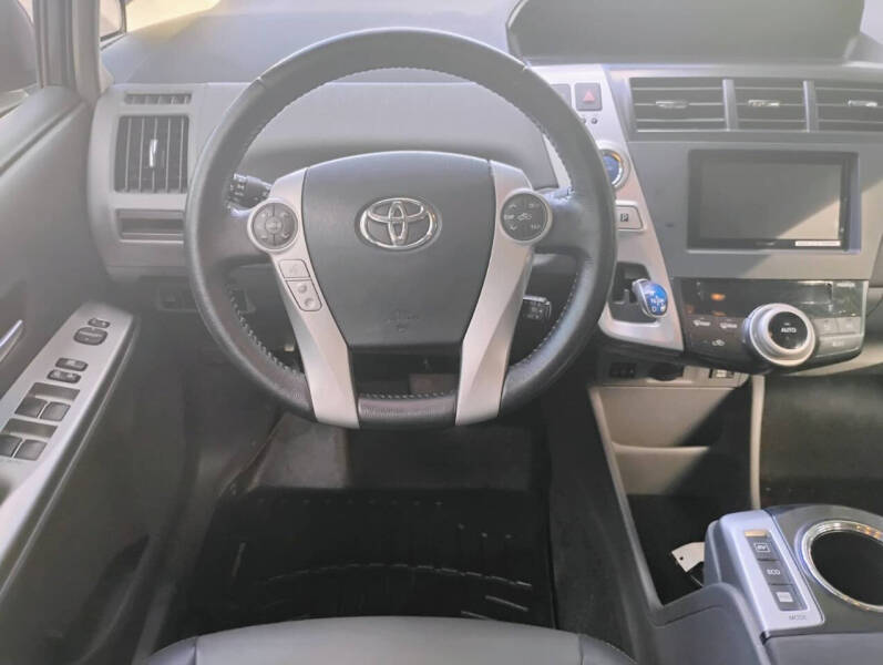 2014 Toyota Prius v Five