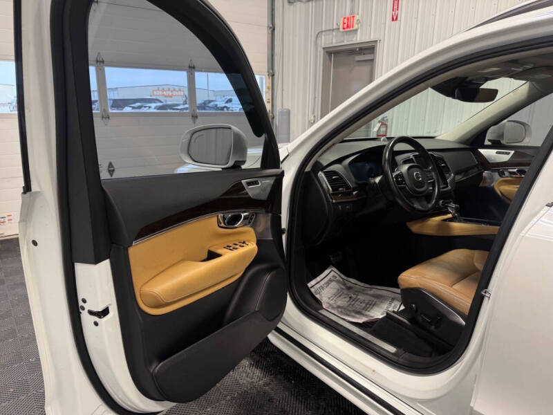 2016 Volvo XC90 T6 Momentum