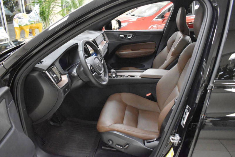 2024 Volvo XC60 B5 Plus Dark Theme