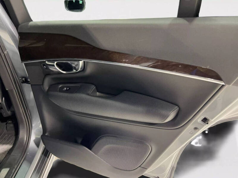 2016 Volvo XC90 T6 Momentum