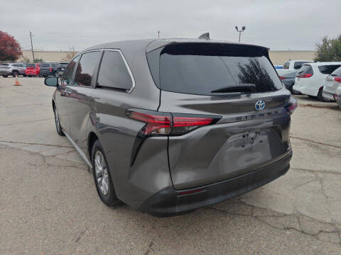 2022 Toyota Sienna LE 8-Passenger