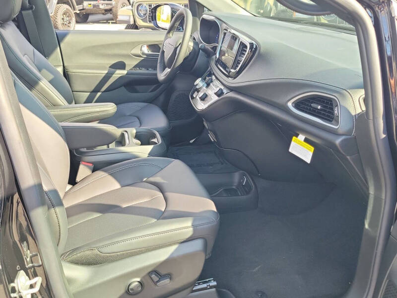 2027 Chrysler Pacifica Select