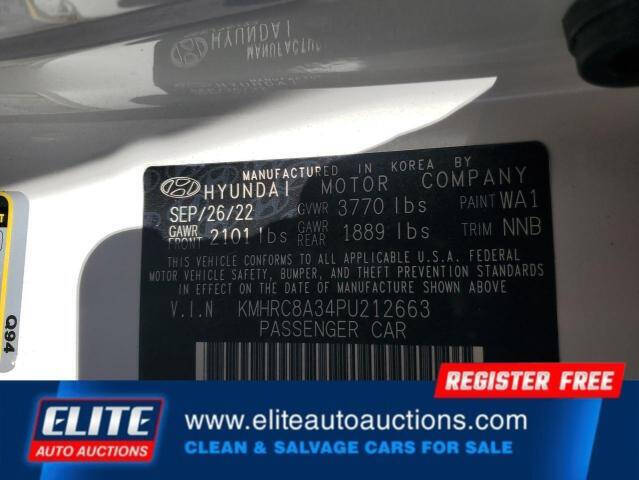 White 2023 Hyundai VENUE SEL SEL 4dr Crossover 26