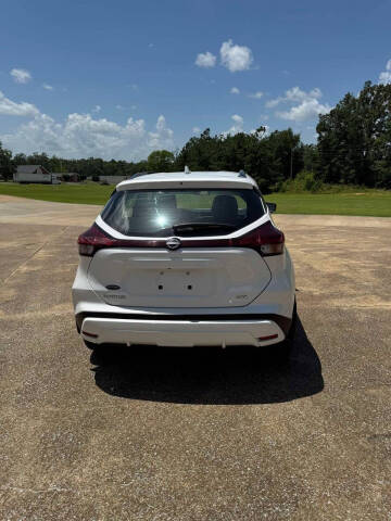 2023 Nissan Kicks SR