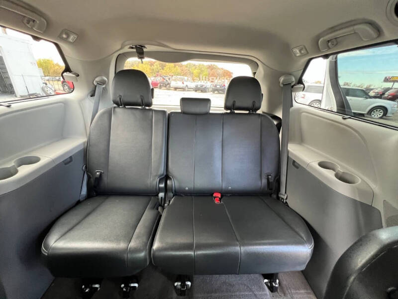 2014 Toyota Sienna SE 8-Passenger