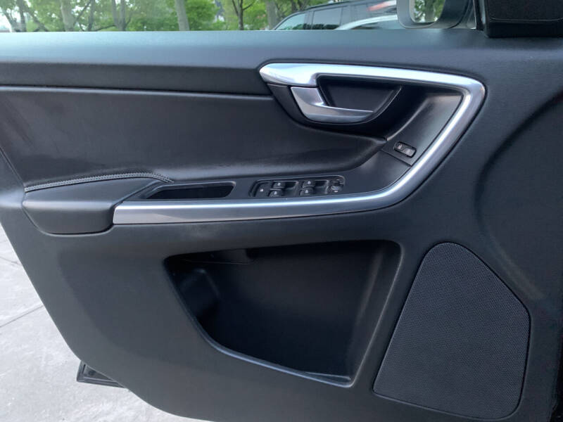 2016 Volvo XC60 T6 Drive-E R-Design