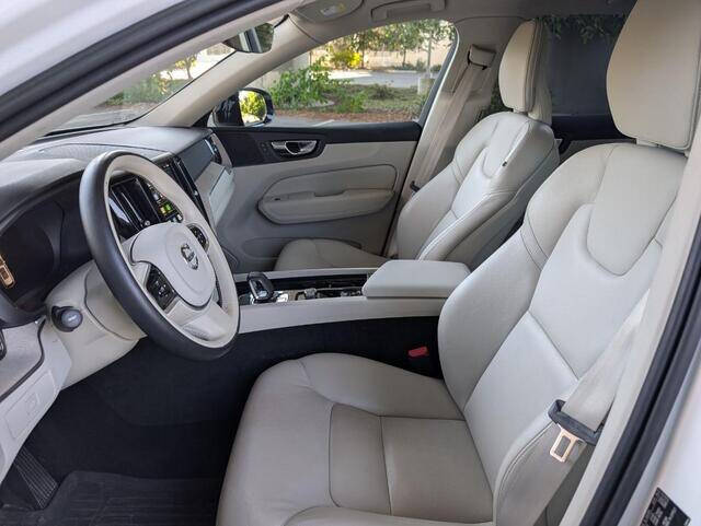 2023 Volvo XC60 B5 Plus Dark Theme