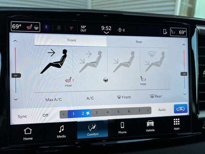 2025 Chrysler Voyager LX