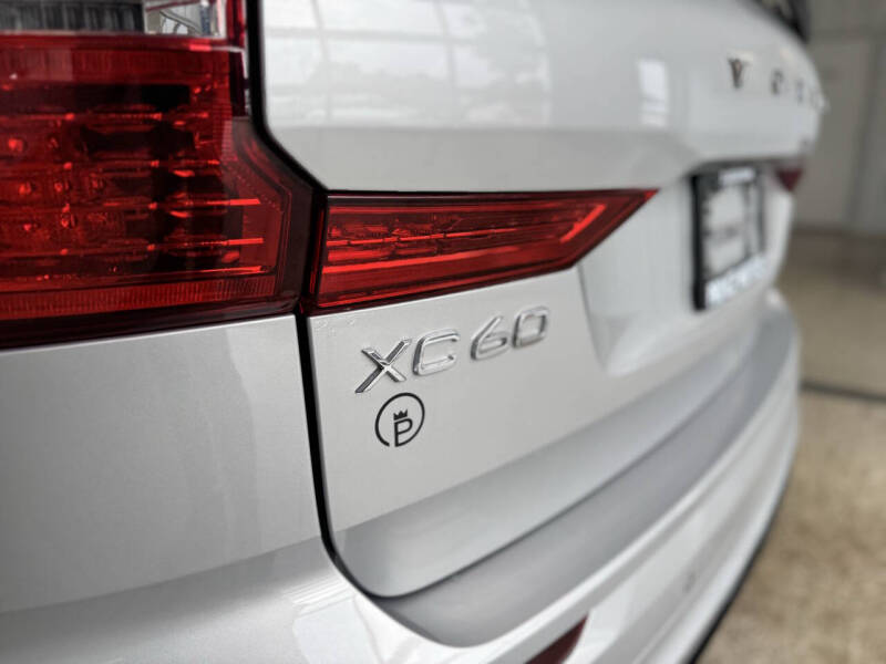 2024 Volvo XC60 B5 Core Dark Theme