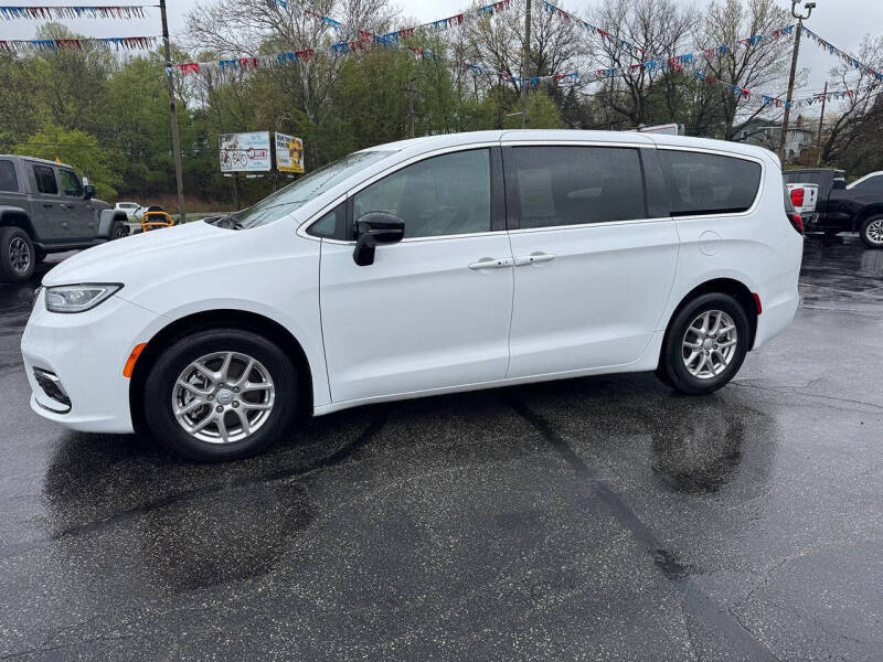 2025 Chrysler Pacifica Select