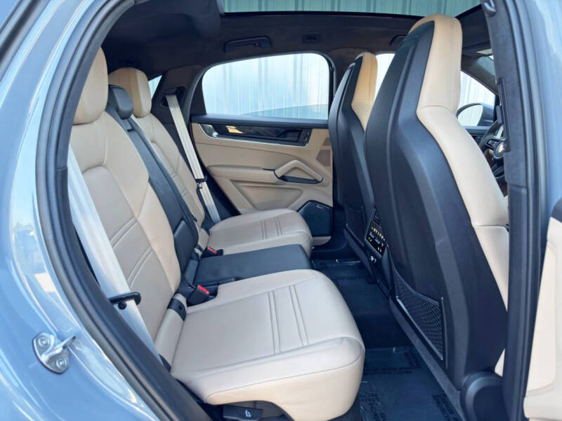 2024 Porsche Cayenne Turbo E-Hybrid Coupe