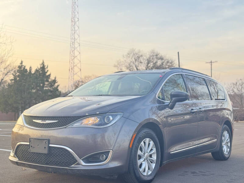 2017 Chrysler Pacifica Touring-L's photo