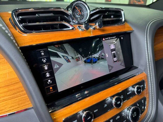 2023 Bentley Bentayga EWB V8