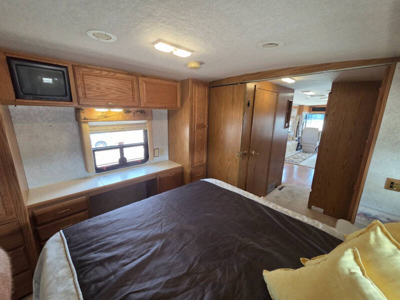 2000 Winnebago Adventure