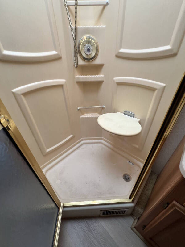 2001 Winnebago Journey 36L