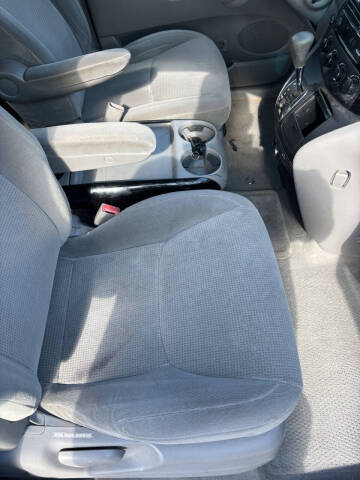 2004 Toyota Sienna LE 8 Passenger