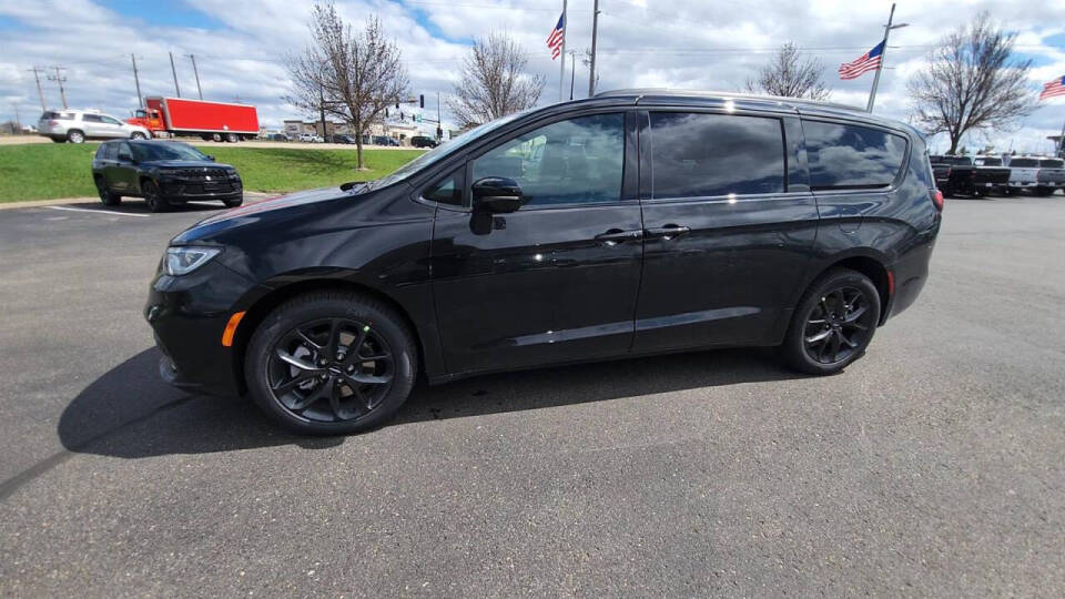 2024 Chrysler Pacifica for sale at Victoria Auto Sales in Victoria, MN